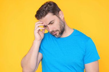 Üzgün adamın migreni tuttu. Güçlü baş ağrısı olan bir adam. Stresli, baş ağrısından yorgun bir adam. Baş ağrısı, yorgunluk ve stres, migren. Baş ağrısı konsepti