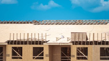 Kereste ev iskeleti. Çatı inşaatı. Ahşap yapım. Bir evin çerçevesi. Kulübenin çerçevesi. Evin inşaatının başlangıcı. İnşaat alanı