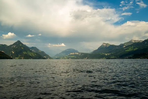 Yazın İsviçre 'de dağ, dağlı panoramik manzara. İsviçre Alpleri doğa ve seyahat. Alp manzarası. İsviçre 'de gölü olan bir dağ. Gölün üzerinden yaz manzarası ve Alpler içeri