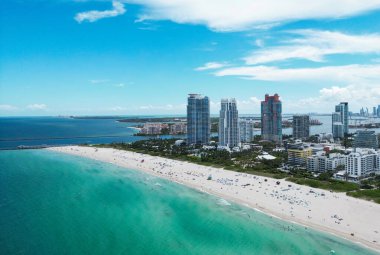 Miami Sahili 'nin silueti tepeden. Miami 'de yaz. Miami sahil şeridi. Miami Beach Florida 'daki lüks dairelerin panoramik görüntüsü