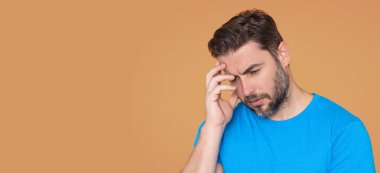 İzole edilmiş arka planda kafası karışık düşünen bir adam. Soru soran bir adam, düşünceli bir ifade. Düşünceli bir yüz. Düşünme konsepti. Bir şeyler düşünüyorum. Çözüm ve Sorun Düşünme