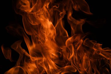 Yangın alevleri siyah arka planda izole edildi. Ateş yakma alevi izole, yanan sanat tasarımı kavramı ve metin için boşluk