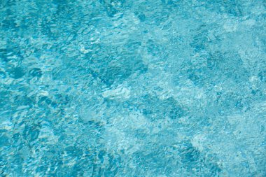 Su altyapısı. Mavi su, dalgalar ve röfleler. Su yüzeyinin dokusu ve fayanslı alt
