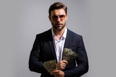 Para banknotları olan bir iş adamı. Dolar banknotları olan bir erkek girişimci. Şanslı patron, sigortacı, menajer. Parası olan serbest çalışan biri. Kopyalama alanı olan beyaz pankart için