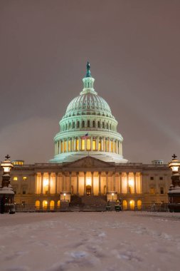 Washington D.C 'de gece vakti kar yağarken. Capitol Binası, gece yarısı. Washington Şehir Meclisi. Birleşik Devletler Başkenti. ABD simgesi. Yargıtay. Washington D.C. Gece Washington Şehri