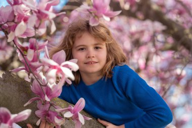 Çocuk çiçek parkındaki bahar çiçeklerini kokluyor. Çocuklar çiçek dallarında yüzükoyun yatarlar. 10 yaşında, bahar aylarında çiçek açan güzel bir çocuk. Doğayı yakından takip ediyor. Bahar sezonu. Çocukluk
