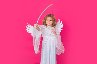 Cupids 'in oku tam kalbine saplandı, aşk oku. Melek çocuk Sevgililer Günü 'nde yaydan aşk oku atar. Melek kostümü giyen beyaz elbiseli ve tüylü kanatlı çocuk.
