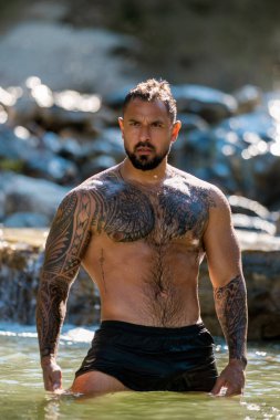 Güzel seksi erkek model. Üstsüz seksi vücudu olan yakışıklı bir adam. Kas modeli. Güçlü, vahşi adam. Yakışıklı seksi modelin portresi. Çıplak vücutlu yakışıklı genç adam, çıplak gövde. Seksi erkek model.