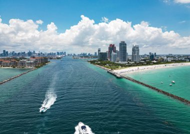 Güzel Miami Beach City 'nin havadan görünüşü, Florida, ABD. Güneşli bir günde Miami 'nin insansız hava aracı çekimi. Miami Plajı, harika binalar manzarası. Miami Sahili Panorama Manzarası, Güney Sahili, ABD
