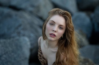 Moda mankeninin güzel portresi. Seksi güzel kadın yüzü. Şehvetli genç kadın vesikalığı. Güzel seksi model portresi. Güzel kadın yüzü. Şehvetli kız, seksi model portresi. Doğal güzellik.