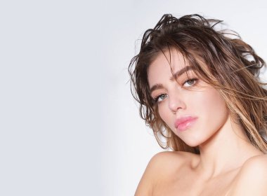 Genç modelin yüzü. Seksi kadın yüzünü kapat. Şehvetli bir kadının güzel yüzü. Seksi modelin portresi. Şehvetli kadın yüzü. Güzel bir kızın yakın plan portresi. Vogue bakışı. Moda kızı portresi