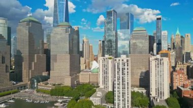 Mavi gökyüzü ile New York City Skyline. Amerikan Kentsel Gökdelenleri dramatik bulutların yakınında. New York City silueti, ABD 'de Manhattan şehri manzarası. Manhattan 'da panoramik manzara. NYC, ABD