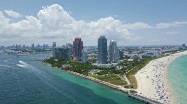 Güneşli bir günde Miami Sahili 'nin havadan çekilmiş görüntüleri. Miami Plajı, harika gökdelenler ve binalar manzarası. Miami Beach Panorama Manzarası, Güney Sahili, Florida, ABD