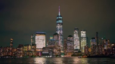 Manhattan 'ın güzel gökdelenleri gece, New York, ABD. Manhattan 'ın ortasındaki New York şehrinin gökyüzü manzarası. ABD, New York, New York, Manhattan. Amerikan gece şehri. Manhattan silüeti