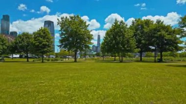 New York 'taki Manhattan ve One World Trade Center Weehawken New Jersey' den görüldüğü gibi. Manhattan 'ın gökdelenleri New York körfezinin dalgalanan sularının yanında mavi gökyüzüne karşı. NYC, ABD