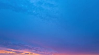 Alacakaranlık Gökyüzü zaman ayarlı. Hareket eden bulutlar ve günbatımı. Bulutlar akşam boyunca yüzer. Alacakaranlık gökyüzü zaman aşımına uğradı. Dramatik gökyüzü hareket ediyor. Kümülüs ve sirrus fırtınada. Gün doğumu bulutu