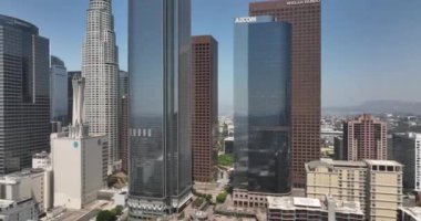 Los Angeles California Skyline Panoraması. Kaliforniya, Los Angeles 'taki gökdelenler. İHA 'dan LA gökdelenlerine. Los Angeles şehir merkezinin gökyüzü manzarası. Los Angeles şehir merkezi ufuk çizgisi