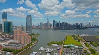 New York 'ta yatları olan bir denizci. Deniz kuvvetlerinde Kentsel Gökdelenleri ve yatları olan NYC Skyline. New York City silueti, ABD 'de Manhattan şehri manzarası. Manhattan 'da panoramik manzara. NNYC Denizcisi