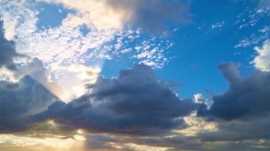 Gece Gökyüzü zaman çizelgesi. Hareket eden bulutlar ve günbatımı. Bulutlar akşam boyunca yüzer. Alacakaranlık gökyüzü zaman aşımına uğradı. Dramatik gökyüzü hareket ediyor. Kümülüs ve sirrus fırtınada. Gün doğumu bulutu