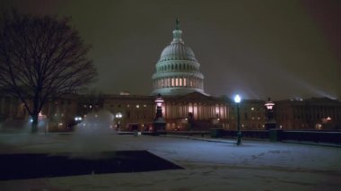 Başkent demokrasisi ABD Washington DC 'de, Kongre binası ABD' de kuruluyor. Washington anıtı. ABD Kongresi. Capitol, ABD 'nin sembolüdür. Washington 'da gece kışı