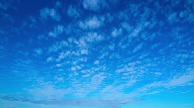 Gökyüzü zaman ayarlı. Cumulonimbus bulut hareketi. Hareket eden bulutlar ve güneş. 4K zaman aşımı. Bulutlu gökyüzü. Bulutlu bulutlu zaman atlaması. Mavi gökyüzü zaman aşımı. Mavi gökyüzü ile doğa havası