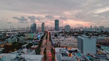 Miami Plajı, Güney Sahili, dramatik gökyüzü. Alacakaranlıkta Miami sahilinin insansız hava aracı atışı. Miami Sahili ve şehir manzarası. Miami sahil şeridi. Hava aracından çekilen gece.