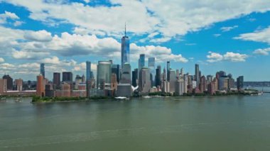 New York, Birleşik Devletler. Manhattan 'ın ortasındaki New York şehrinin silüeti. ABD, New York, New York, Manhattan. Amerikan büyük şehri. Aşağı Manhattan silueti. New Jersey 'den New York. Manhattan şehir merkezi Mavi gökyüzü