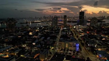 Alacakaranlıktaki Miami sahili hava manzarası. Şafak vakti Miami Sahili 'nin panorama manzarası. South Pointe Parkı 'nın havadan görünüşü. Miami 'de gece vakti. Şafak vakti dramatik gökyüzü ile Güney Miami 'nin en iyi manzarası