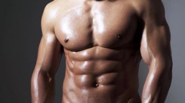 Güçlü erkek manken, seksi sporcu fitness kişisel antrenörü. Karın kasları, omuzları ve göğsü mükemmel. Gövdesi çıplak bir adam karın kası gösteriyor. Fitness adamı kas zindeliği gösteriyor.