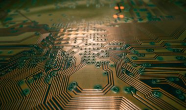 Devre kartı. Yolları ve diğer bileşenleri olan teknolojik elektronik plaka, seçici odaklanma. Teknoloji geçmişi, elektronik dokusu