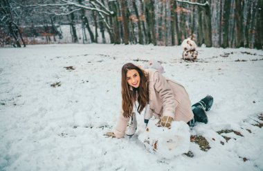 Şehvetli esmer kız poz veriyor ve eğleniyor. Güzel genç bayan dışarıda gülüyor.