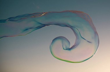 Kocaman kabarcıklar. Havaya büyük sabun köpükleri salıyor. Özgürlük, yaz kavramları