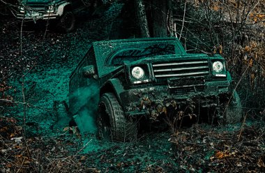 Bir çamur deliği tehlikesi gelen offroad araç. Jeep bir su birikintisine çarptı ve bir kir spreyi aldı. Dağ yolunda Off-Road seyahat. Off-road araç dağa gider