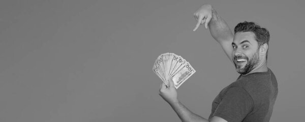 Деловой человек с деньгами в банкнотах. Мужчина-предприниматель с долларовыми купюрами. Счастливый босс, страховой агент, менеджер. Фрилансер с наличными. Нарядись, для белого баннера с копировальным пространством