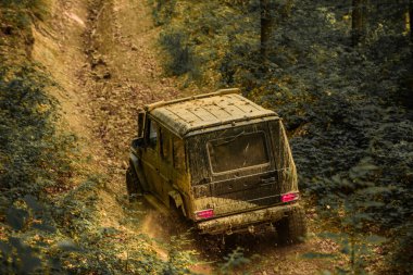 Büyük 4x4 arabalı seyahat konsepti. En iyi off road araçları. Off-road yarışında çamur ve su sıçraması. Çamur çukurundan çıkan off-road aracı.