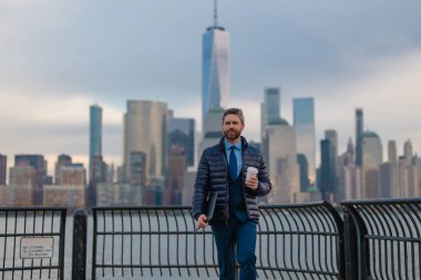 New York 'taki iş adamı. Takım elbiseli bir iş adamı. Şehir tarzında yakışıklı bir işadamının portresi. Olgun iş adamı Amerikan caddesinde yürüyor. Manhattan işi