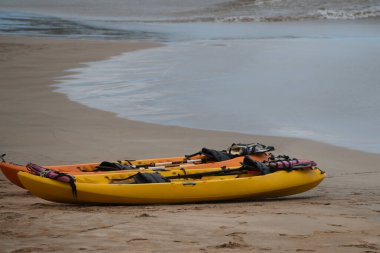 Kano turizmi. Kumlu sahilde mavi okyanus dalgası. Yaz mevsiminde gün batımında plaj. Plaj manzarası. Tropik deniz manzarası, sakinlik, dinlendirici güneş ışığı