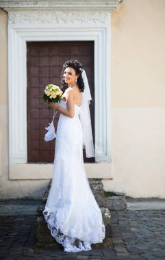 Rüya gibi bir düğünde beyaz gelinlik içinde bir gelin. Gelin, düğün gününde çok güzel görünüyordu. Güzel bir gelin, mükemmel bir düğün. Zarif genç gelin. Gelinlerin güzelliği