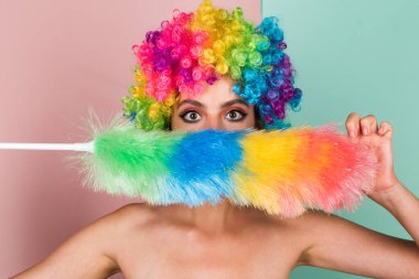 Gökkuşağı lgbtq bayrak peruğu takan genç kadın pozitif ve mutlu görünüyor. Komik kız gülüşü. Peruklu genç transseksüel kadın. Komik kadın suratı. Çekici, suratını buruşturan komik kızın portresi. Duygu kızı.