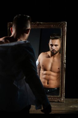 Mükemmel kaslı, çıplak vücutlu seksi bir adam. Gömleksiz, seksi, kaslı erkek model. Güçlü vücutlu kaslı yakışıklı adam. Seksi spor kaslı adam. Çıplak gövdeli seksi adam, kaslı adam.