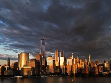 Dramatik gökyüzü ile New York City Skyline. Amerikan Kentsel Gökdelenleri dramatik bulutların yakınında. New York City silueti, ABD 'de Manhattan şehri manzarası. Manhattan 'da panoramik manzara