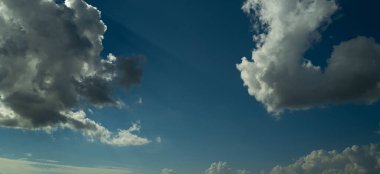 Yaz mavisi gökyüzü bulutu gradyan arkaplanı. Bulutlu gökyüzü. Çevre gününün ufuk çizgisinde canlı mavi manzara. Yumuşak arka planda beyaz bulutlar. Beyaz bulutlu gökyüzü