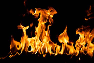 Ateş alevi. Siyah arkaplanda yanan ışıklar