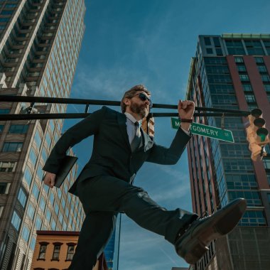 İşadamı şehir caddesinde bir adım öne çık. Sonraki adımlar. İş Tutkuları konsepti. Hedef iş başarı stratejisi. Yaratıcı büyüme. Büyüyen iş başarısı süreci. Adımlar ileri. Adım adım.