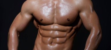 Karın kaslı sporcu, altılı bira. Karın kasları, omuzları ve göğsü mükemmel. Gövdeye yakın. Ab. Kaslı gövde ve yırtık karın kasları. Seksi kaslı erkek vücudu. Gövde ve karın kasları yakın çekim