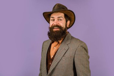 Sakal ve bıyık. Kovboy şapkalı, uzun sakallı eski moda kovboy. Amerikan sakallı kovboyları. Kovboy şapkası takan sakallı adamın portresi. Kovboylar gibi. Sakallı Retro kovboy. Berber dükkanı.