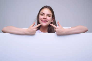 Diş gülümsemesi. Estetik dişçilik gülümseme tasarım tedavisi. Diş hekimliği için insanların portresi. Diş bakımı. Dişi ağız ve dişler. Diş hekimi ağız hijyeni. Diş beyazlatma. Mutlu kadın dişleri işaret eder