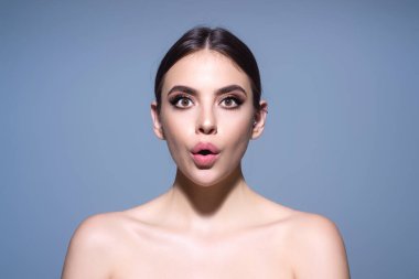 Heyecanlı, eğlenceli bir genç bayan. Stüdyoda ağzı açık kalmış. Heyecanlı komik kızın hayret verici portresi. İnsanların duyguları. Vay canına. Güzel kız afallamış. İnsani duygu