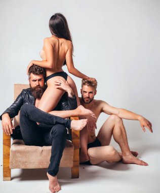 Poliyamory ve çok eşlilik. Üçlü erkek ve iki seksi kadın. Üç kişilik poliyamory. Üçlü 'nün romantik ilişkileri. Bir grup seksi model. İki güzel kadına sahip bir adam moda ve güzellik