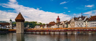 Lucern City 'de turistik Chapel Köprüsü var. Lucerne şehir manzarası. Lucerne Kantonu. Lucern İsviçre. Lucerne 'nin tarihi şehir merkezinde güneş doğuyor ünlü Chapel Köprüsü ve Lucerne Gölü ile